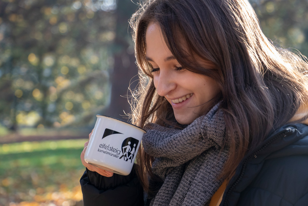 Frau mit E-Maillie-Tasse